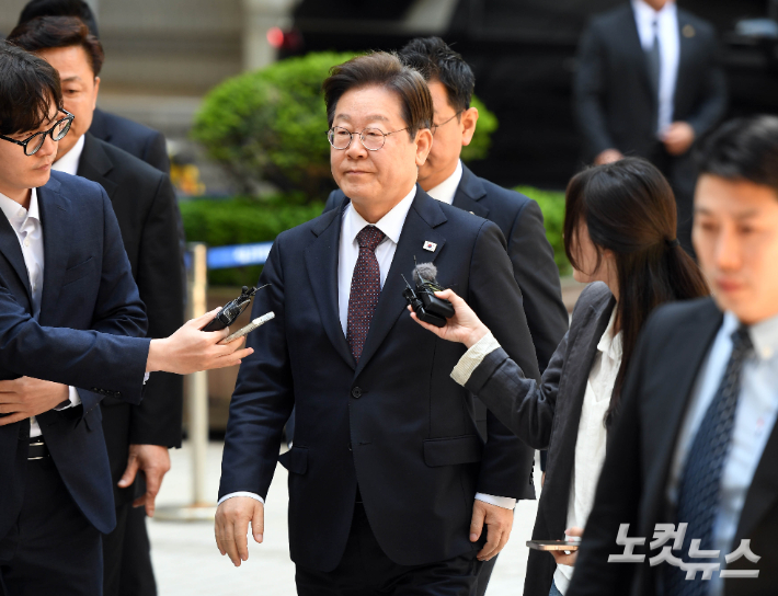 지난 4월 29일 당시 더불어민주당 이재명 대선후보가 서울 서초구 서울중앙지방법원에서 열린 '대장동 배임·성남FC 뇌물' 1심 속행 공판에 출석하고 있다. 황진환 기자