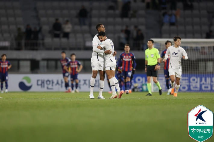 동점골을 합작한 세징야(오른쪽)와 에드가. 한국프로축구연맹 제공