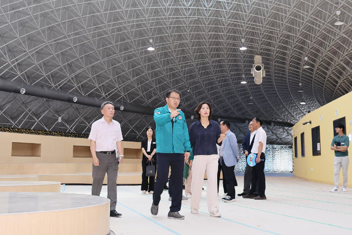 맘스프리존 내부를 살펴보고 있는 장금용 창원시장 권한대행. 창원시 제공 
