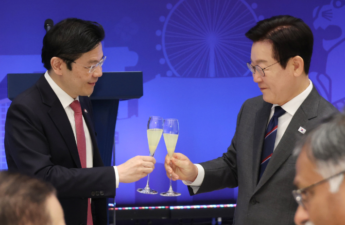 이재명 대통령과 로런스 웡 싱가포르 총리가 2일 용산 대통령실에서 열린 공식오찬에서 건배하고 있다. 연합뉴스