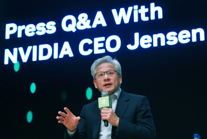 젠슨 황 엔비디아 최고경영자가 31일 경북 경주 예술의전당 원화홀에서 열린 2025년 아시아태평양경제협의체(APEC) 경주 엔비디아 기자간담회에서 취재진 질문에 답하고 있다. 연합뉴스