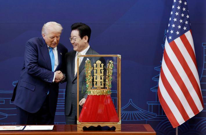 이재명 대통령이 29일 경북 경주박물관에서 도널드 트럼프 미국 대통령에게 '천마총 금관 모형'을 선물한 뒤 악수하고 있다. 연합뉴스