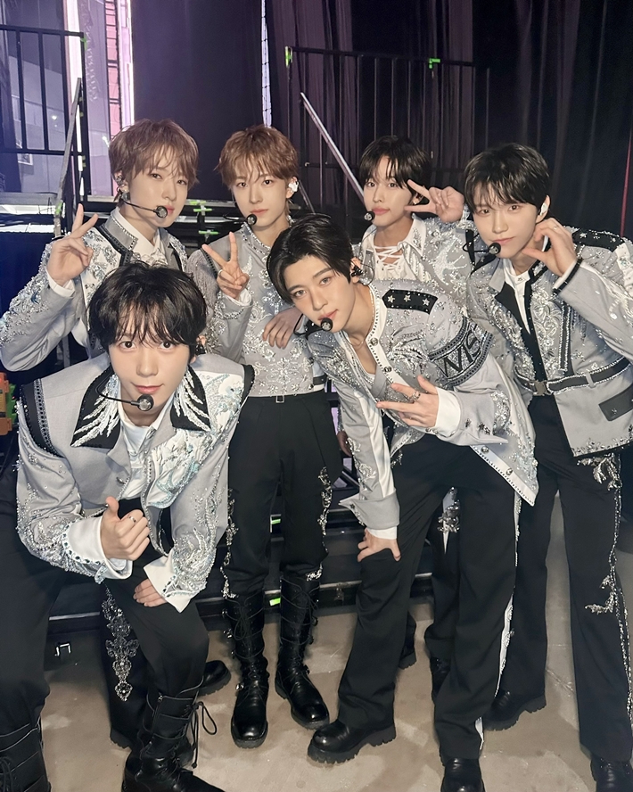 그룹 NCT 위시가 첫 단독 콘서트 '인투 더 위시 : 아워 위시'를 10월 31일부터 11월 2일까지 사흘 동안 인천 영종도 인스파이어 아레나에서 열었다. NCT 위시 공식 트위터