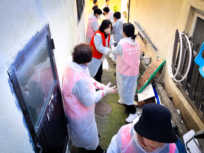 부산시교육청 봉사회의 연탄나눔 모습. 부산시교육청 제공