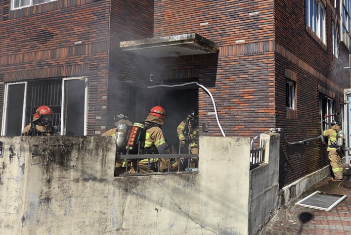 소방관들이 불이 난 빌라에서 화재 진화작업을 펼치고 있다. 경북소방본부 제공