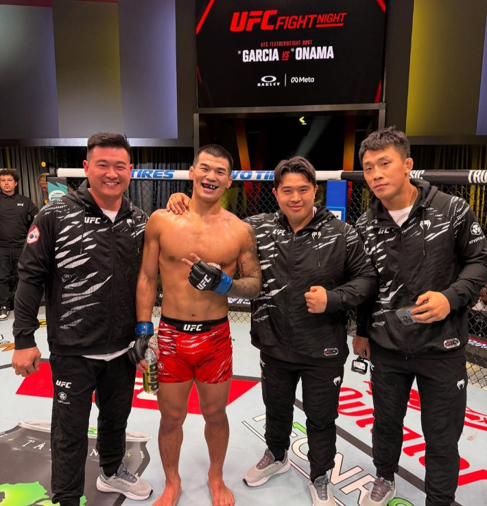 고석현(사진 왼쪽에서 두번째)과 하바스MMA 코치진. 고석현 소셜네트워크서비스(SNS) 사진 캡처 