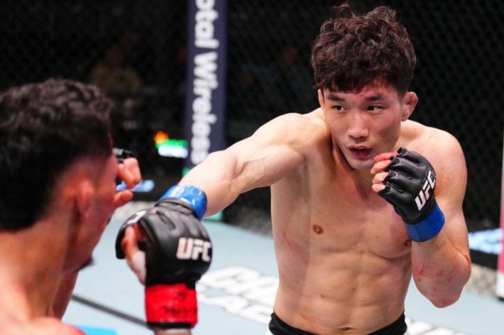 이창호(사진 오른쪽)의 경기 장면. UFC 제공