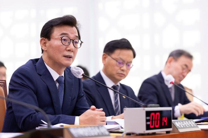 부산 유일 여당 국회의원인 전재수 해수부장관이 "국힘 35년이 부산 망가뜨렸다"다는 강경발언을 놓고, 부산시장 출마설이 솔솔 나오고 있다. 전재수 의원실 제공