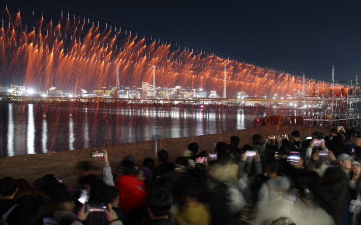포항 송도해수욕장 전통 '낙화놀이' 밤바다 수 놓아