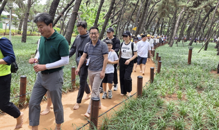 맨발걷기 행사에 참여한 동호인. 포항시 제공