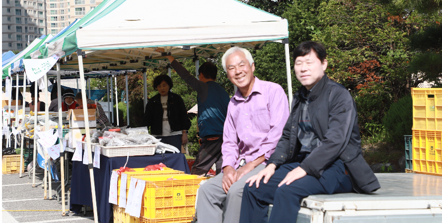 생명의 망 잇기 협회 이사장 강성열 목사(오른쪽)와 이사 임봉기 목사(월평교회)가 장터를 둘러보고 있다. 한세민 교계기자 