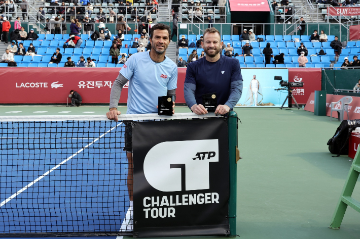 복식 우승을 차지한 44살 베테랑 장 줄리엔 로저(왼쪽)과 나다니엘 라몬스(미국). 대회 조직위 