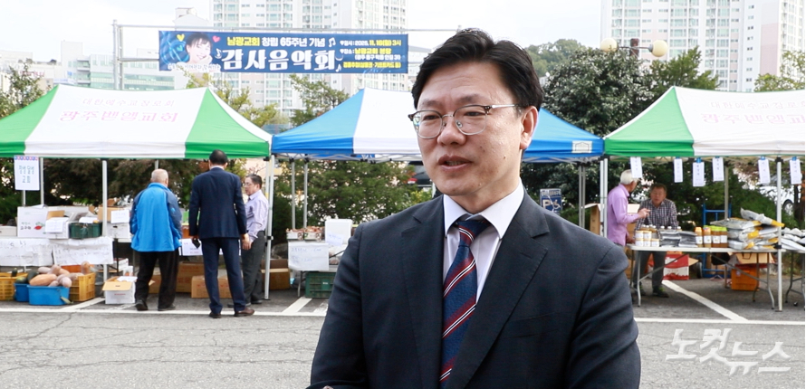 윤대원 목사(남광교회 담임)가 인사말을 전하고 있다. 윤 목사는 "농어촌교회와의 협력과 창조질서 회복을 위해 탄소중립 플리마켓을 지속적으로 이어가겠다"고 밝혔다. 한세민 교계기자