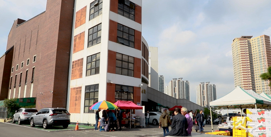 남광교회 마당에서 열린 도·농 직거래 장터 현장. 한세민 교계기자