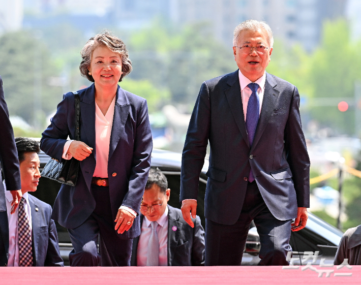 문재인 전 대통령(오른쪽)과 김정숙 여사. 황진환 기자