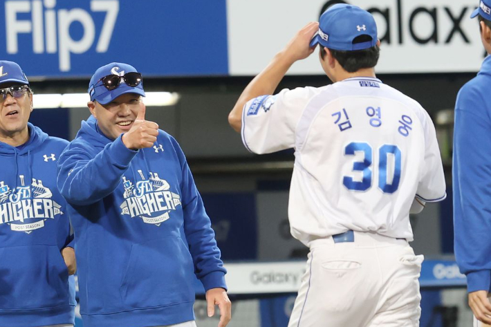 삼성이 박진만 감독과 2+1년 재계약을 발표했다. 사진은 플레이오프 당시 박 감독(왼쪽)이 김영웅을 격려하는 모습. 삼성 라이온즈 