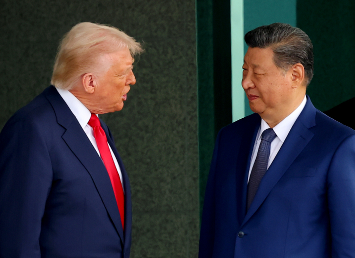 대화 나누는 도널드 트럼프 미국 대통령(왼쪽)·시진핑 중국 국가주석. 연합뉴스