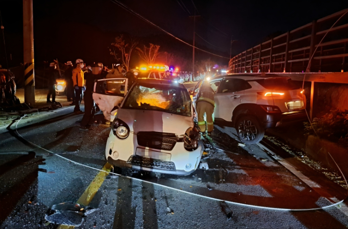 사고로 파손된 차량. 대전소방본부 제공