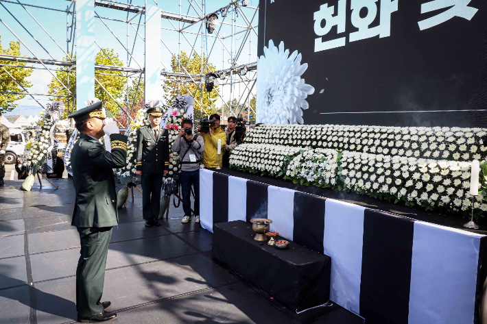 헌화하는 박후성 육군 2군단장. 2군단 제공