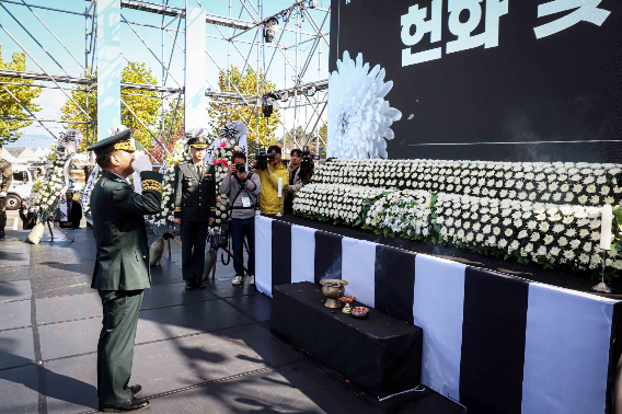 헌화하는 박후성 육군 2군단장. 2군단 제공