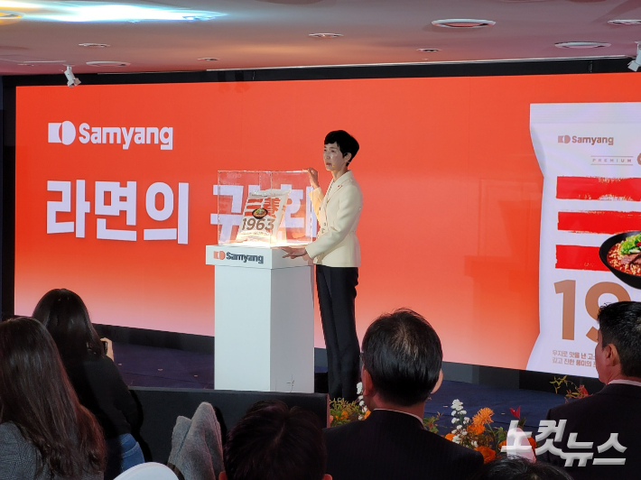신제품 '삼양1963'을 공개하는 삼양식품 김정수 부회장. 김기용 기자