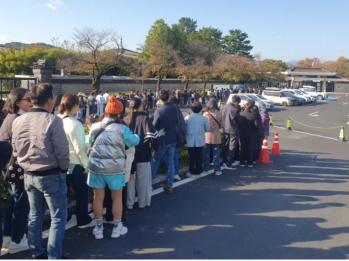 신라 금관 특별전시를 보기 위해 개관 시간 전부터 수많은 인파가 박물관 밖에서 줄을 서 기다리고 있다. 경주박물관 제공