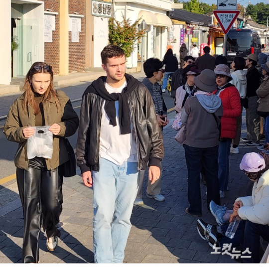 경주 황리단길에 외국인을 비롯한 많은 관광객이 오가고 있다. 문석준 기자