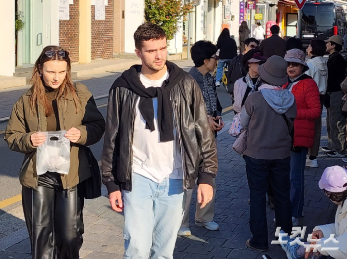 경주 황리단길에 외국인을 비롯한 많은 관광객이 오가고 있다. 문석준 기자