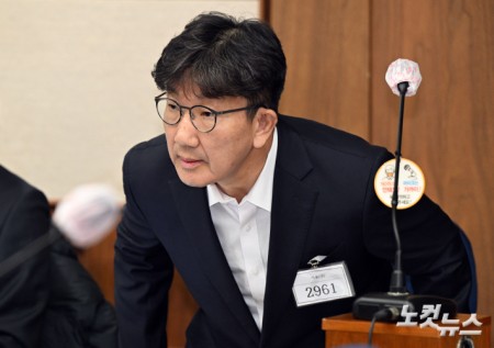 통일교 측에서 불법 정치자금을 수수한 혐의를 받는 권성동 국민의힘 의원이 3일 서울 서초구 서울중앙지방법원에서 열린 첫 공판기일에 출석해 피고인석에 앉고 있다.