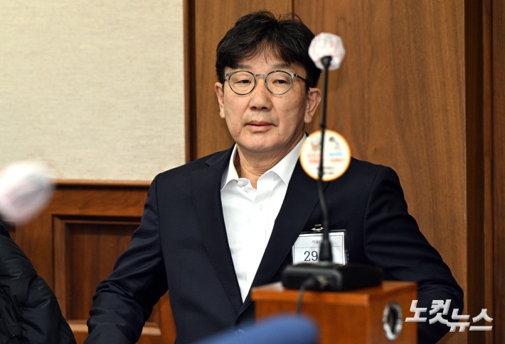 통일교 측에서 불법 정치자금을 수수한 혐의를 받는 권성동 국민의힘 의원이 3일 서울 서초구 서울중앙지방법원에서 열린 첫 공판기일에 출석해 피고인석에 앉아 있다.