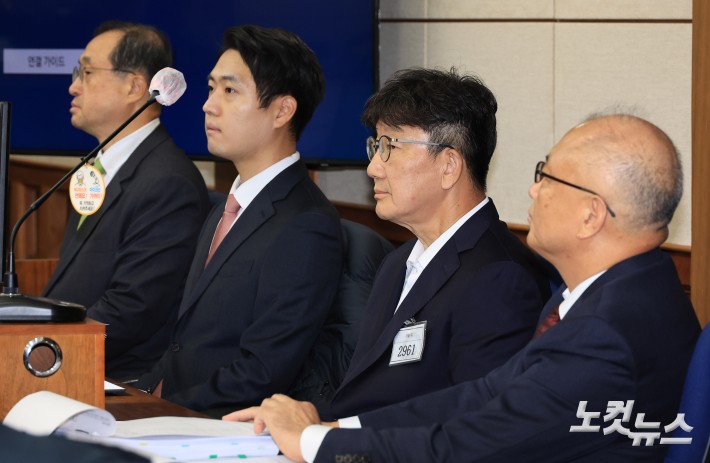 통일교 측에서 불법 정치자금을 수수한 혐의를 받는 권성동 국민의힘 의원이 3일 서울 서초구 서울중앙지방법원에서 열린 첫 공판기일에 출석해 피고인석에 앉아 있다.