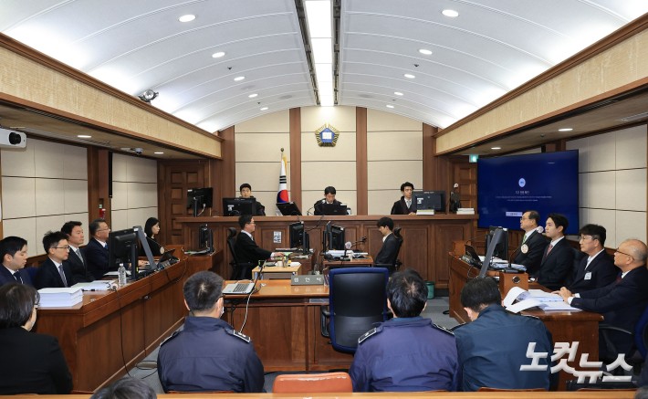 통일교 측에서 불법 정치자금을 수수한 혐의를 받는 권성동 국민의힘 의원이 3일 서울 서초구 서울중앙지방법원에서 열린 첫 공판기일에 출석해 피고인석에 앉아 있다.