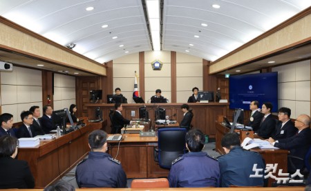 통일교 측에서 불법 정치자금을 수수한 혐의를 받는 권성동 국민의힘 의원이 3일 서울 서초구 서울중앙지방법원에서 열린 첫 공판기일에 출석해 피고인석에 앉아 있다.