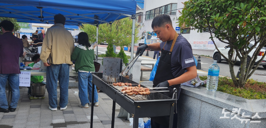 다문화 체험 부스에서 고향음식을 선보이고 있다. 이박행 목사 제공
