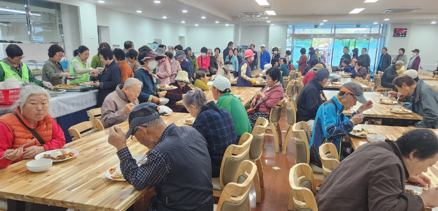 광주동명교회 부설 단체인 오병이어가 동명동 독거 어르신 100여 명을 초청해 따뜻한 점심을 제공했다. 이박행 목사 제공