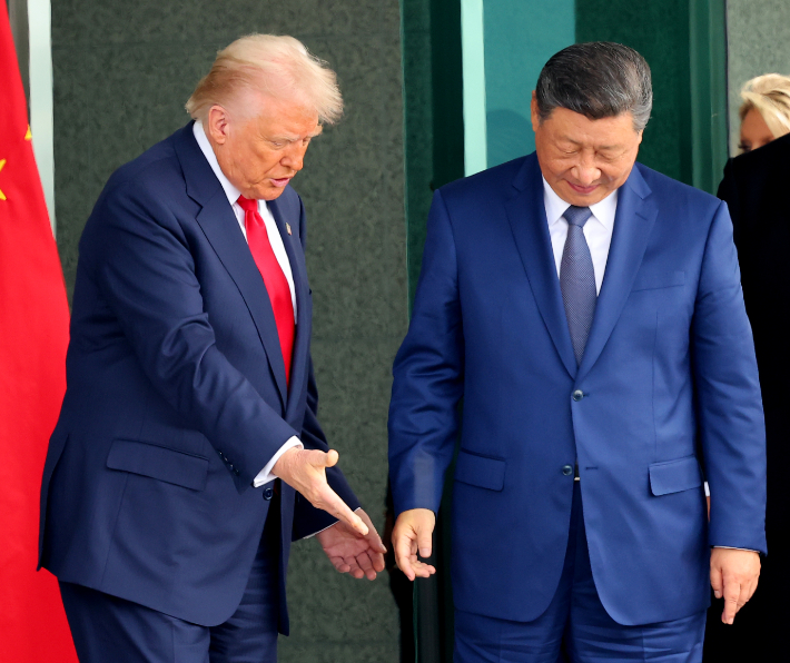 도널드 트럼프 미국 대통령과 시진핑 중국 국가주석이 지난달 30일 부산 김해공군기지 의전실 나래마루에서 미중 정상회담을 마친 뒤 회담장을 나서고 있다. 연합뉴스