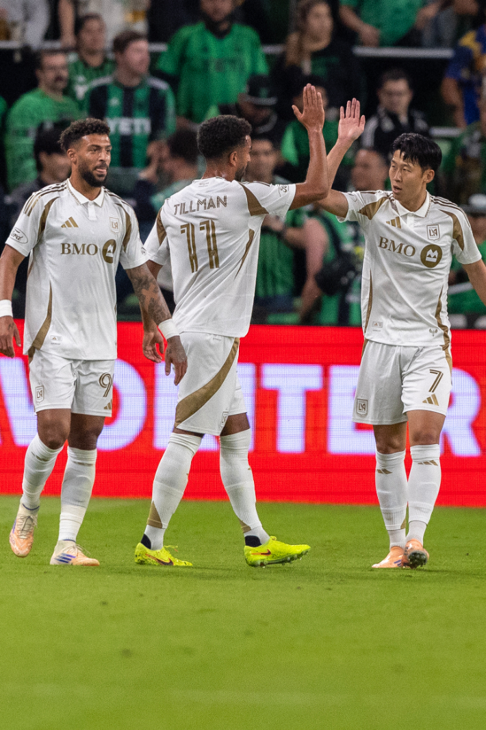 손흥민(오른쪽)과 드니 부앙가(왼쪽), 티모시 틸먼. 연합뉴스