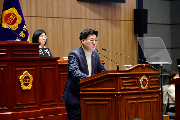 광주광역시의회 심철의 의원(더불어민주당·서구4)은 3일 제338회 제2차 정례회 본회의 5분 발언에서 "금호지구 상권이 붕괴 직전"이라며 시의 책임 있는 대책을 촉구했다. 광주시의회 제공