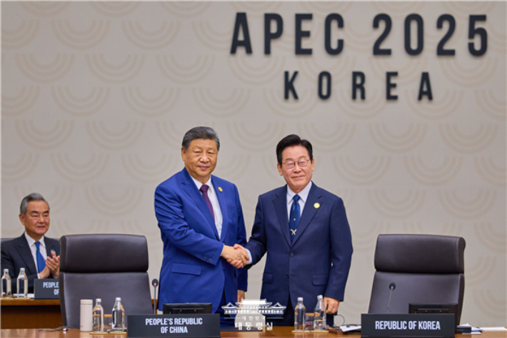 APEC 정상회의장 마루온 체어 앞의 이재명 대통령(오른쪽)과 중국 시진핑 국가주석. 대통령실 제공