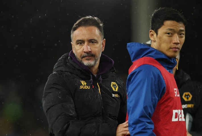 울버햄프턴 황희찬(오른쪽)과 비토르 페레이라 감독. 연합뉴스