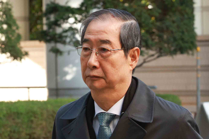 내란 우두머리 방조 혐의를 받는 한덕수 전 국무총리가 3일 서울 서초구 서울중앙지방법원에서 열린 내란 우두머리 방조 및 위증 등 혐의 사건 재판에 출석하고 있다. 연합뉴스