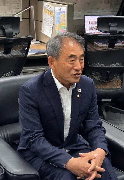 윤준병 민주당 전북도당위원장 당선인이 3일 전북도의회 기자간담회에서 질문에 답하고 있다. 최명국 기자