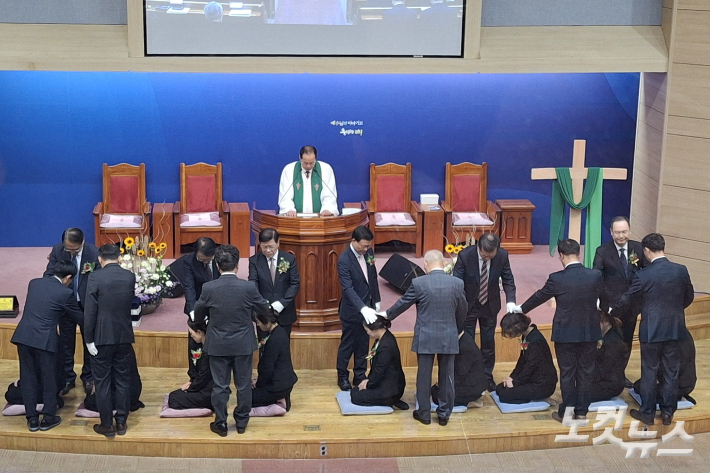 이번 임직예식을 통해 김필주, 동주억, 김영곤 장로를 비롯해 안수집사 4명과 권사 10명이 새로운 일꾼으로 세워졌다.  유상원 아나운서