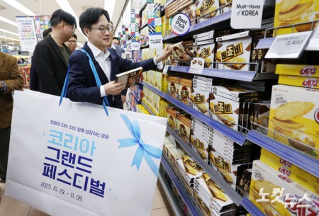 김정관 산업통상자원부 장관이 3일 오후 서울 중구 롯데마트 제타플렉스 서울역점에 