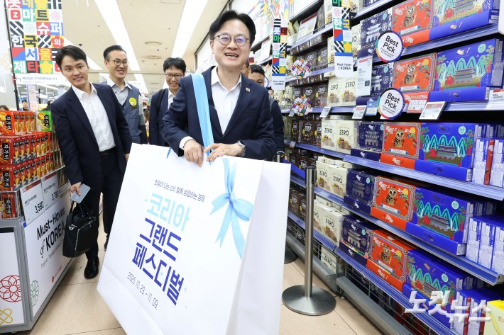 김정관 산업통상자원부 장관이 3일 오후 서울 중구 롯데마트 제타플렉스 서울역점에 방문해 