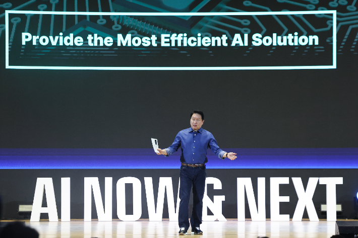 최태원 SK그룹 회장이 3일 서울 강남구 코엑스 오디토리움에서 열린 'SK AI 서밋 2025' 키노트 세션에서 'AI Now & Next'를 주제로 기조연설을 하고 있다. 연합뉴스