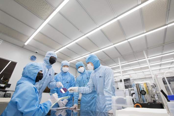 UNIST 연구원들이 나노소자공정실에서 반도체 개발 공정에 대해 토론하고 있다. UNIST 제공