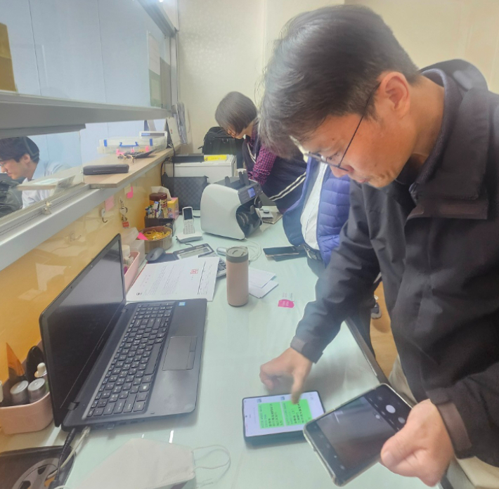 환전상 단속 직원이 환전상의 불법송금 현장을 적발 후 의뢰인과 주고받은 SNS 대화 내역을 살펴보고 있다. 관세청 제공