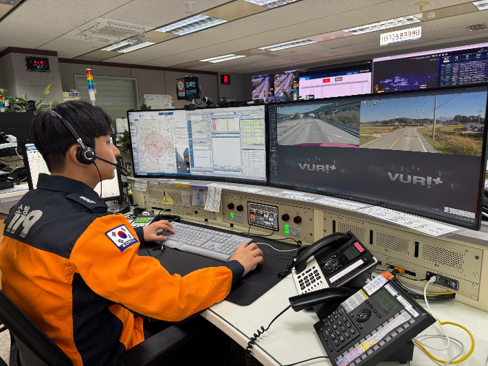 119 상황실에서 업무 중인 김세민 소방교. 전북소방본부 제공
