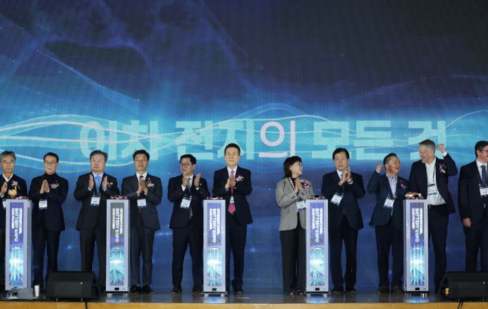 '국제 배터리 엑스포 2025 포항'이 포스텍 대학체육관에서 3일 개막했다. 포항시 제공